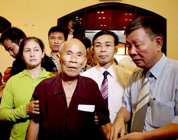 Mr. Tran Van Them was publicly apologized 46 years after authorized agencies found him not guilty on August 11 (Photo: SGGP) Mr. Tran Van Them was publicly apologized 46 years after authorized agencies found him not guilty on August 11 (Photo: SGGP)
